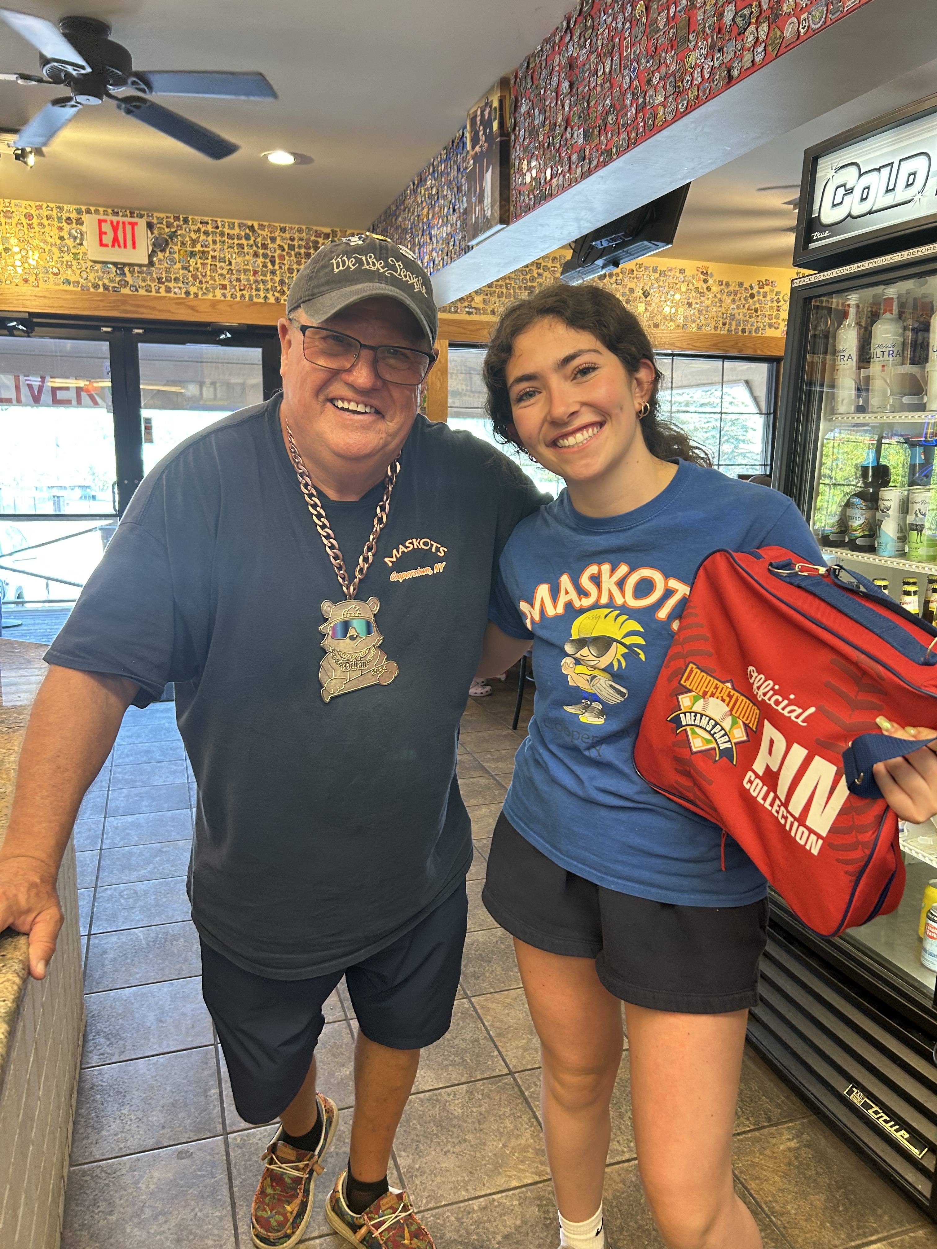 Maskots pin traders