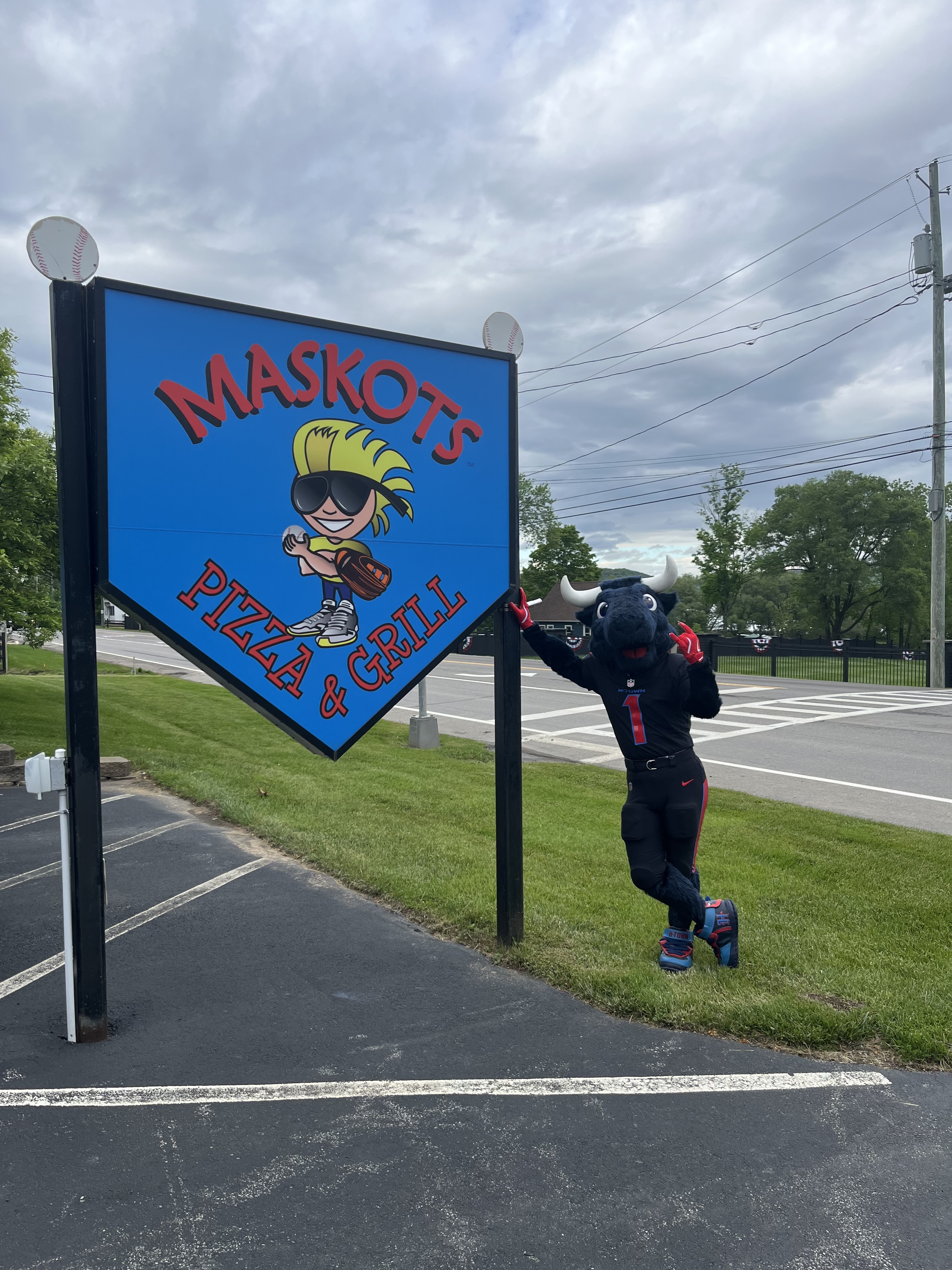 Maskots road sign